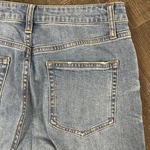 Wild Fable Distressed High Rise Mom Jeans Pants Denim ((size 4)) - Picture 3 of 9